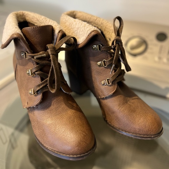 BETHANY MOTA Brown Lace Up Sherpa Ankle Boots - Picture 4 of 4